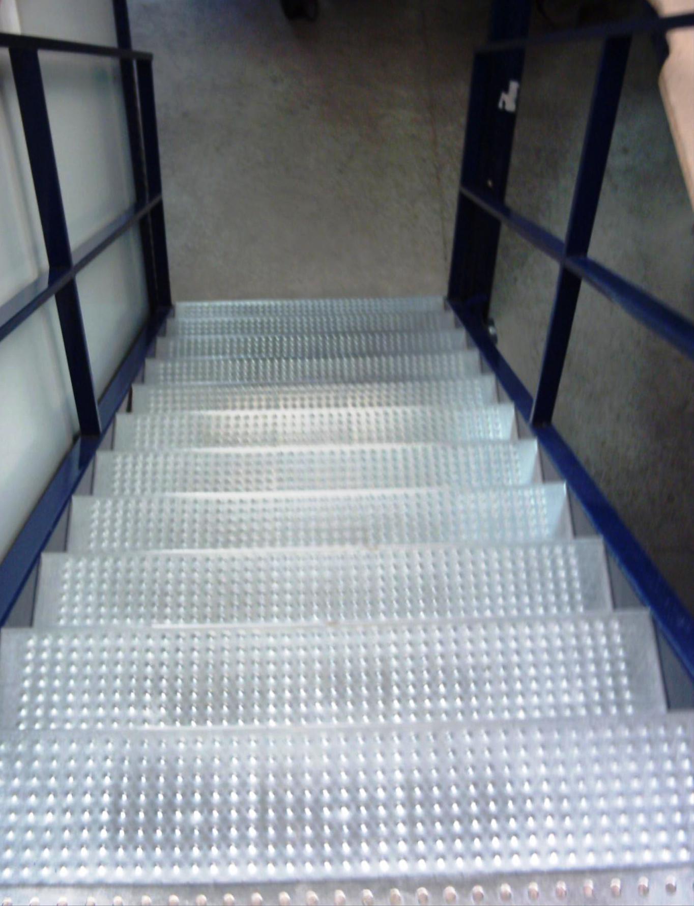 escalera con estante antideslizante